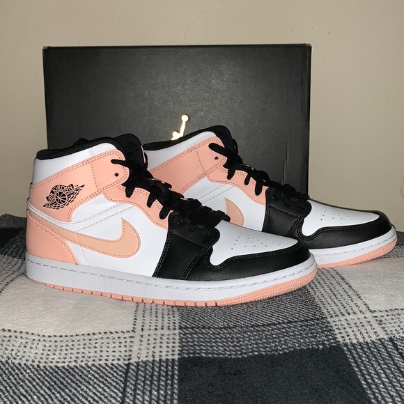 Air Jordan 1 Mid Sneakers Size: 8.5M *New in Box* - Picture 3 of 10